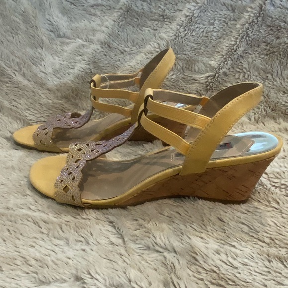 NWT Rialto Carta Bling Yellow Gold Women’s Rhinestone Wedge Sandals Sz 8 - Picture 3 of 8
